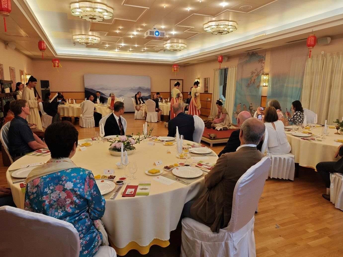 來賓們觀賞茶藝表演和品嘗中華美食。中國駐瑞典大使館供圖