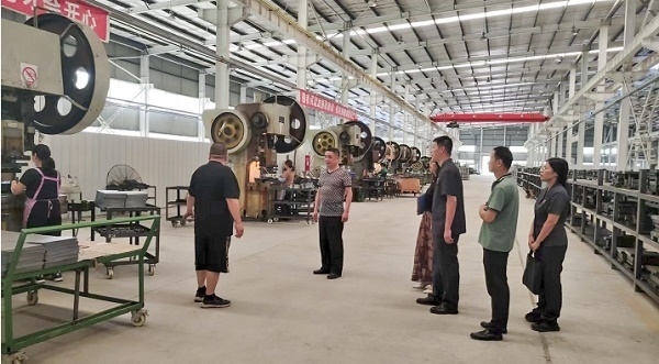 大渡口區(qū)法院法官回訪已盤活的被執(zhí)行企業(yè)。