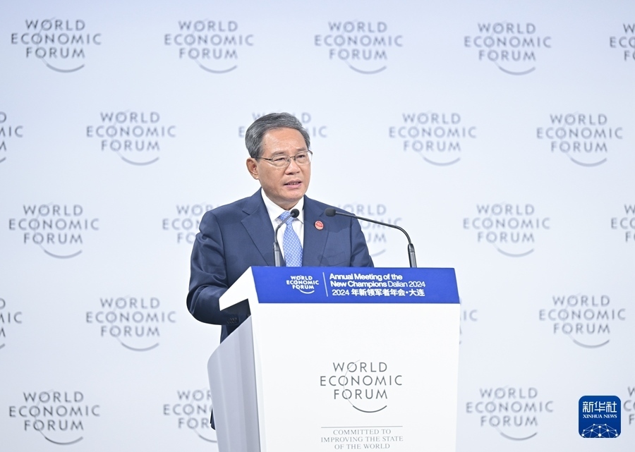 6月25日，國(guó)務(wù)院總理李強(qiáng)在大連出席2024年夏季達(dá)沃斯論壇開(kāi)幕式并致辭。新華社記者 李響 攝