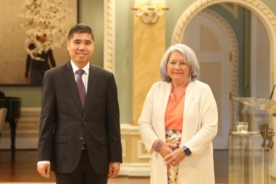 6月26日，中國駐加拿大大使王鏑向加拿大總督西蒙遞交國書。