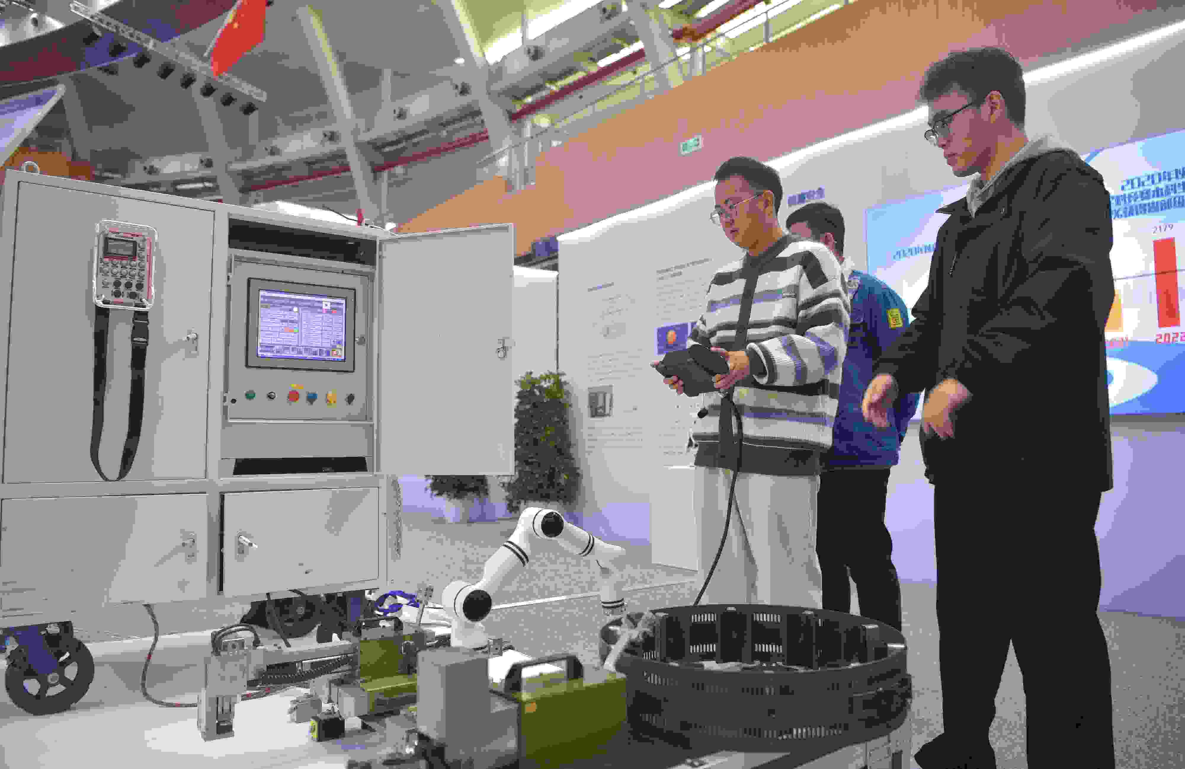 2023年，京南地區(qū)高校科技成果推介會在北京建筑大學大興校區(qū)舉行。圖為高校師生在展示管道全位置焊接機器人系統(tǒng)成果。