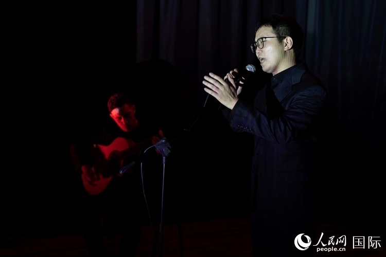 歌曲表演。馬丁·薩巴拉攝