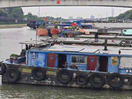 停泊在水上服務區(qū)的船只。人民網(wǎng)記者 黃鈺攝