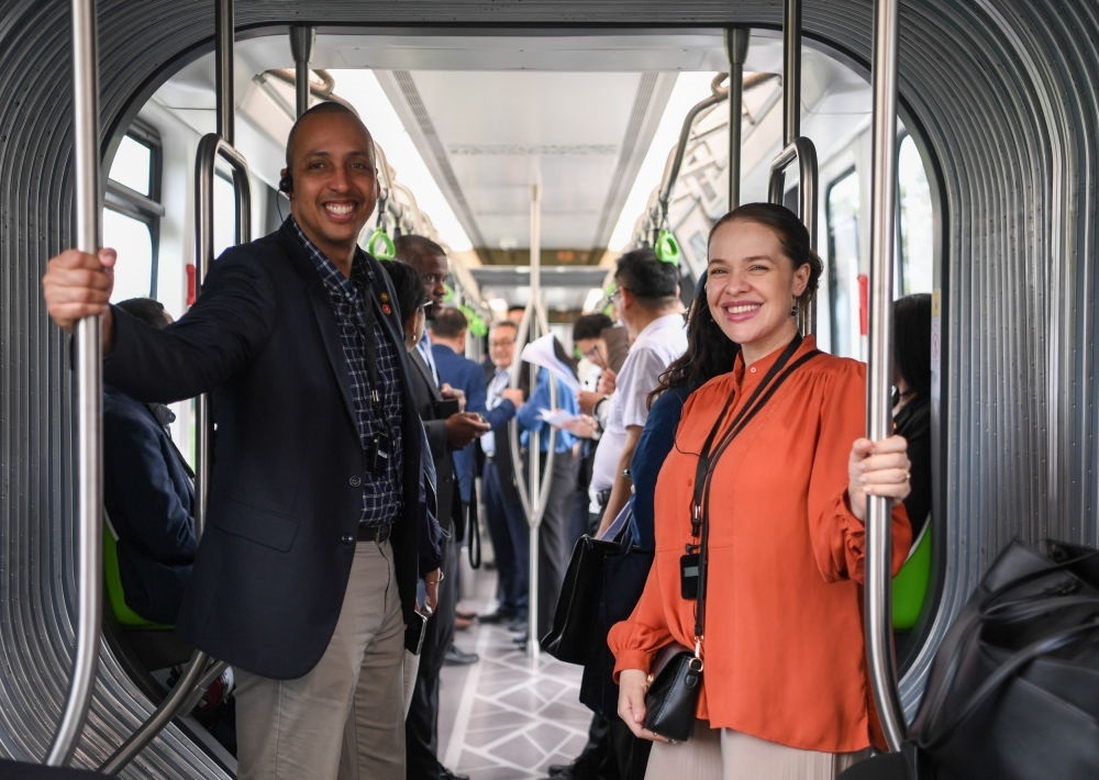 2024年4月22日，拉美和加勒比國家駐華使節(jié)、機構(gòu)代表和記者應(yīng)外交部邀請，在襄陽騰龍汽車有限公司參訪。新華社記者 杜子璇 攝