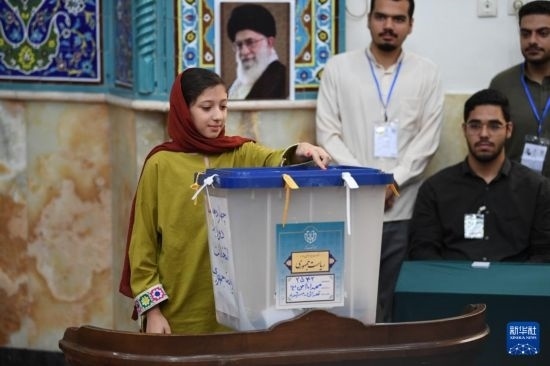 6月28日，伊朗選民在德黑蘭的一處投票站參加總統(tǒng)選舉投票。新華社記者 沙達(dá)提 攝