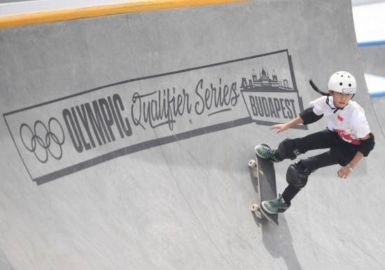 6月20日，鄭好好在比賽中，她在預(yù)賽中最佳成績(jī)?yōu)?2.60分。當(dāng)日，巴黎奧運(yùn)會(huì)資格系列賽布達(dá)佩斯站滑板女子碗池預(yù)賽在布達(dá)佩斯舉行。新華社記者 賀燦鈴 攝