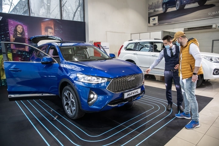 2021年4月1日，銷售人員在哈薩克斯坦阿拉木圖市經(jīng)銷商店向消費者介紹哈弗汽車。新華社發(fā)（阿斯塔納汽車公司供圖）