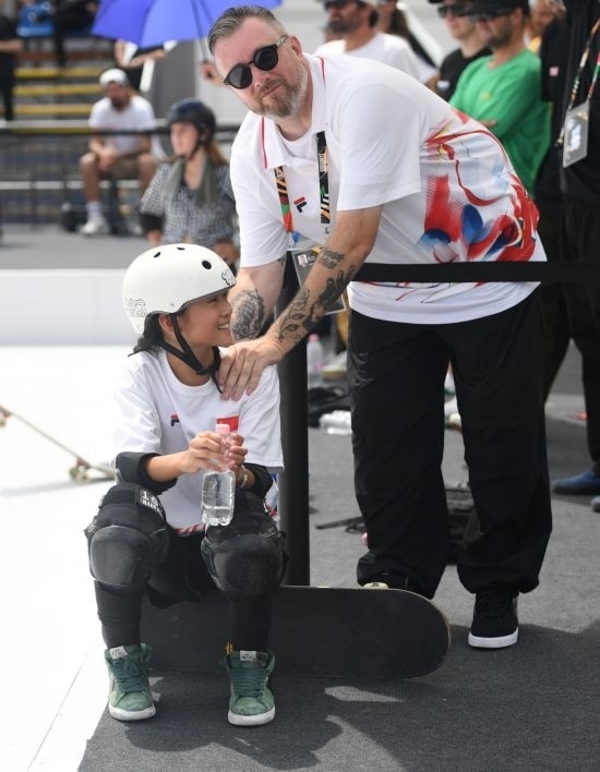 6月20日，鄭好好（左）在比賽間隙與教練互動(dòng)，她在預(yù)賽中最佳成績(jī)?yōu)?2.60分。當(dāng)日，巴黎奧運(yùn)會(huì)資格系列賽布達(dá)佩斯站滑板女子碗池預(yù)賽在布達(dá)佩斯舉行。新華社記者 賀燦鈴 攝