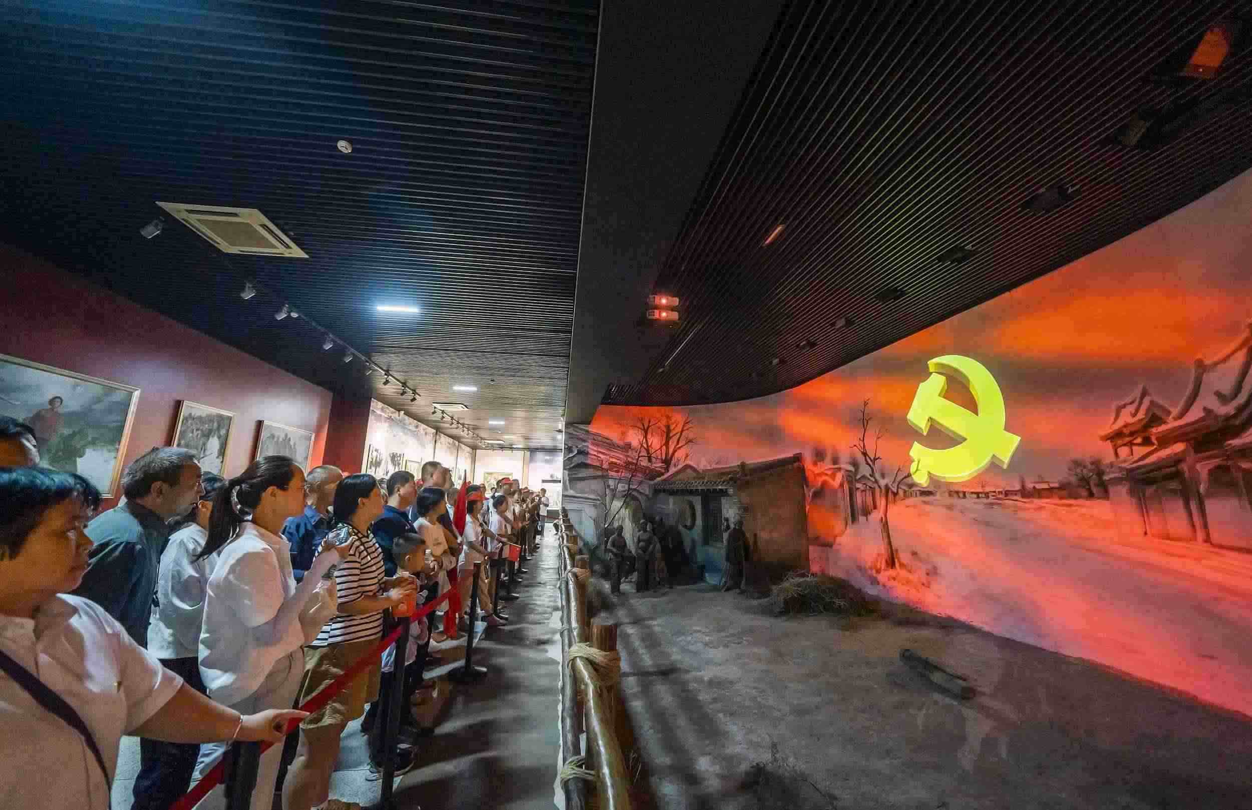 山西呂梁，游客正在文水縣劉胡蘭紀念館參觀。（圖片來源：視覺中國）