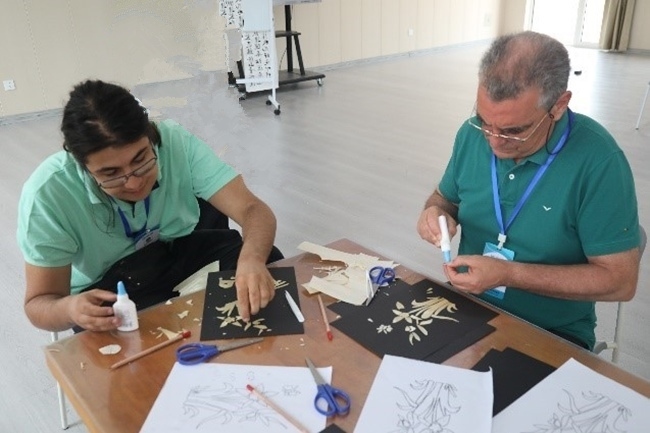 葡萄牙魯班工坊師生制作麥秸畫(huà)。