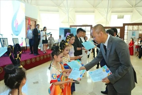 △當(dāng)?shù)貢r(shí)間6月27日，2024“未來(lái)世界”國(guó)際青少年藝術(shù)展演在塔吉克斯坦國(guó)家博物館開(kāi)幕。