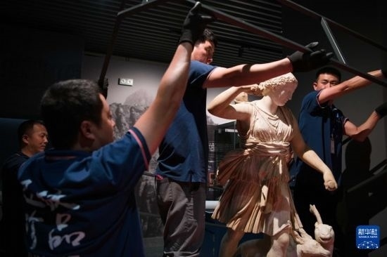 7月2日，工作人員將開箱后的古希臘文物放置在展臺(tái)上。新華社記者 張端 攝