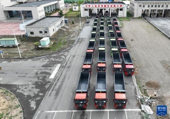 7月2日，車輛在巴克圖口岸辦理通關(guān)手續(xù)（無人機照片）。新華社發(fā)（馬丁 攝）