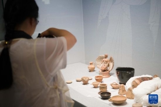7月2日，開箱后的古希臘文物被工作人員移入展柜。新華社記者 張端 攝