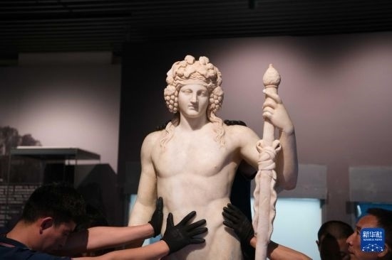 7月2日，工作人員將開箱后的古希臘文物放置在展臺(tái)上。新華社記者 張端 攝