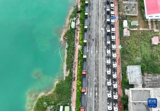 7月2日，車輛在巴克圖口岸有序出境（無人機照片）。新華社發(fā)（馬丁 攝）