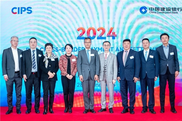 鄭冰開公使與CIPS公司、建行總行以及在南中資銀行合影、留念。（中國建設(shè)銀行約翰內(nèi)斯堡分行供圖）