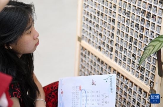 7月3日，外國(guó)學(xué)生在了解中國(guó)的活字印刷。新華社記者 李然 攝