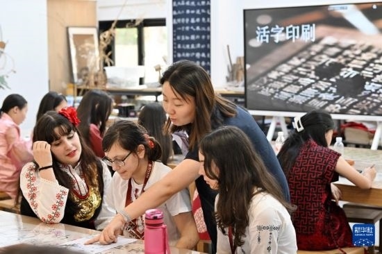 7月3日，外國(guó)學(xué)生在了解中國(guó)文化。新華社記者 李然 攝