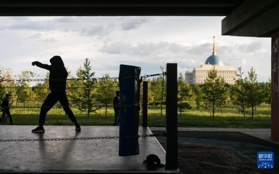 7月2日，在哈薩克斯坦首都阿斯塔納，一名男子在橋下運動場練習拳擊。新華社記者 白雪騏 攝