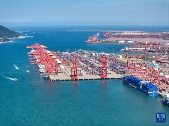 6月26日，貨輪停靠在連云港港集裝箱碼頭（無人機(jī)照片）。新華社記者 季春鵬 攝