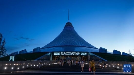 這是7月1日在哈薩克斯坦首都阿斯塔納拍攝的“可汗之帳”購(gòu)物中心。新華社記者 王建華 攝