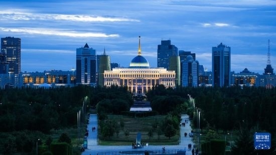 這是7月2日在哈薩克斯坦首都阿斯塔納拍攝的總統(tǒng)府及城市建筑。新華社記者 王建華 攝