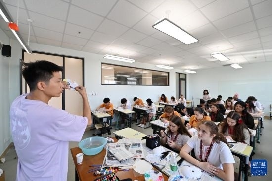 7月3日，外國(guó)學(xué)生在學(xué)習(xí)繪制京劇臉譜。新華社記者 李然 攝