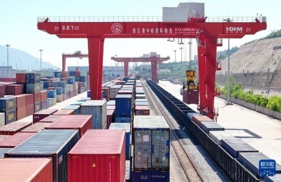 6月30日，在中哈連云港物流合作基地，大型機(jī)械在吊裝集裝箱（無人機(jī)照片）。新華社發(fā)（王健民 攝）