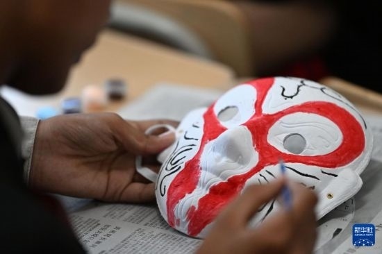 7月3日，外國(guó)學(xué)生在繪制京劇臉譜。新華社記者 李然 攝