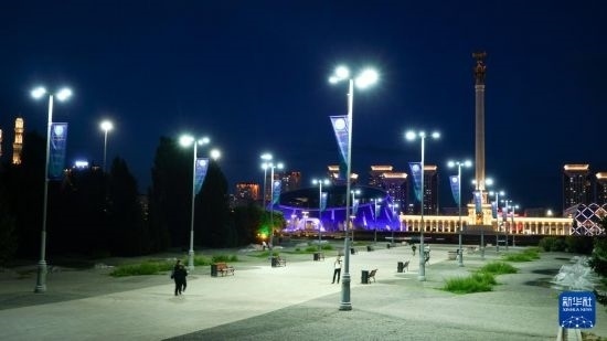 這是7月2日在哈薩克斯坦首都阿斯塔納拍攝的獨(dú)立廣場(chǎng)上的紀(jì)念柱（右后）。新華社記者 王建華 攝