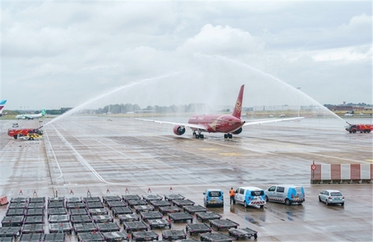 圖為布魯塞爾-上海返程航班出發(fā)前，布魯塞爾機(jī)場方面為返程航班舉行水門儀式。吉祥航空供圖