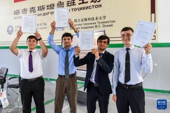 7月3日，在塔吉克斯坦首都杜尚別，魯班工坊赴華留學(xué)生展示錄取通知書。新華社記者 曹陽 攝