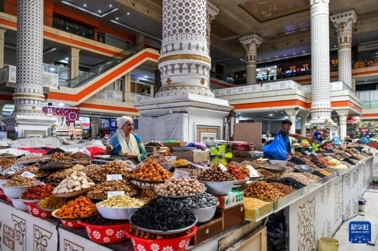 這是6月27日在塔吉克斯坦首都杜尚別拍攝的大巴扎內(nèi)景。新華社記者 曹陽 攝