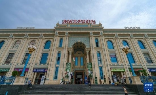 這是7月1日在塔吉克斯坦首都杜尚別拍攝的大巴扎外景。新華社記者 周荻瀟 攝