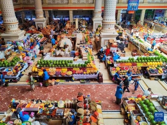 這是7月3日在塔吉克斯坦首都杜尚別拍攝的大巴扎內(nèi)景。新華社記者 燕雁 攝