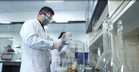 中國科學(xué)院贛江創(chuàng)新研究院科研人員在做實(shí)驗(yàn)。