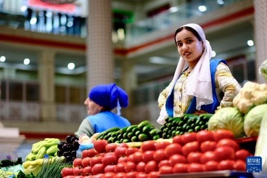 這是6月13日在塔吉克斯坦首都杜尚別大巴扎內(nèi)拍攝的營業(yè)者。新華社記者 鄭開君 攝