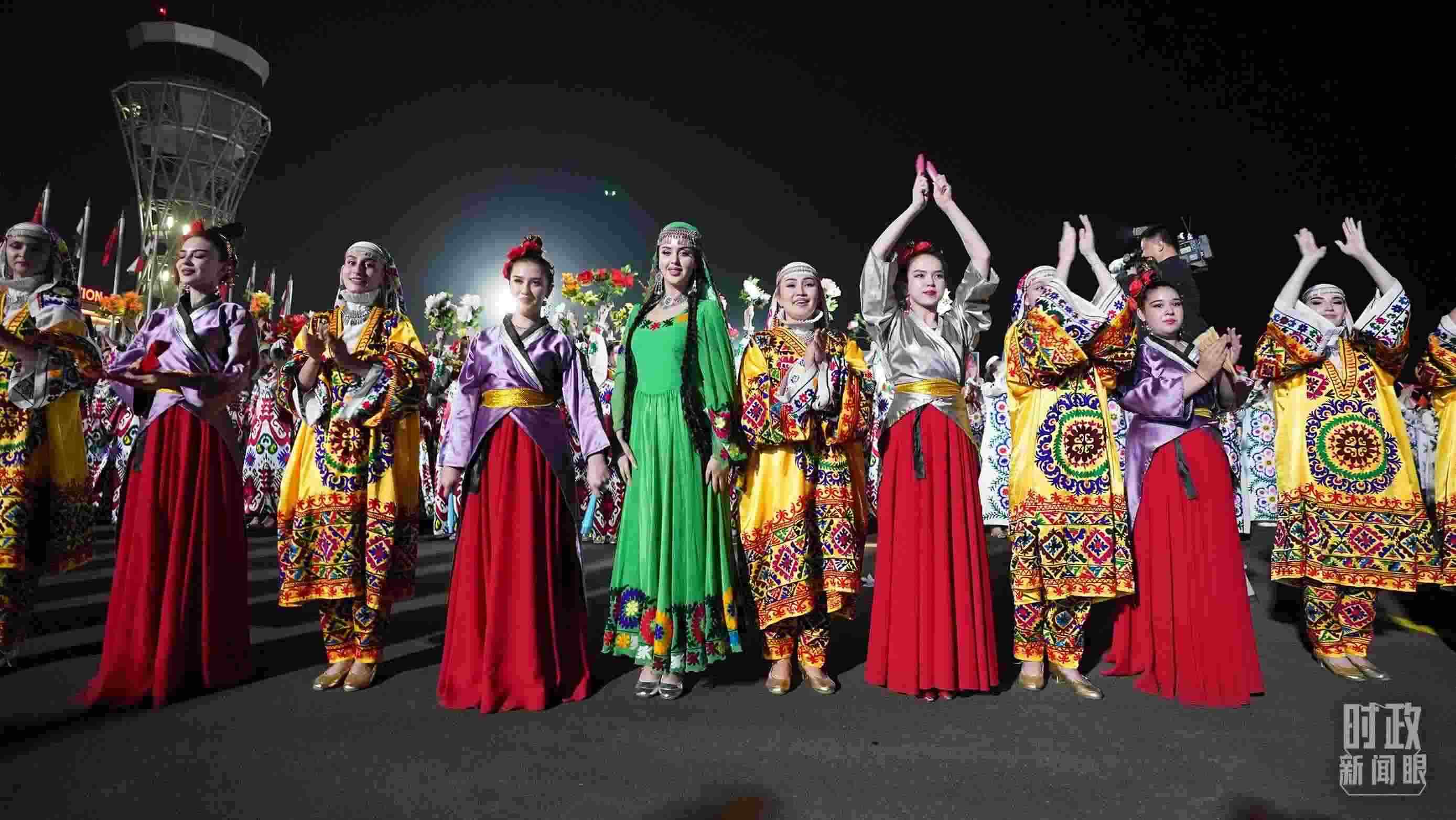 △迎賓儀式上身著民族盛裝的塔吉克斯坦青年。（總臺記者李晉拍攝）