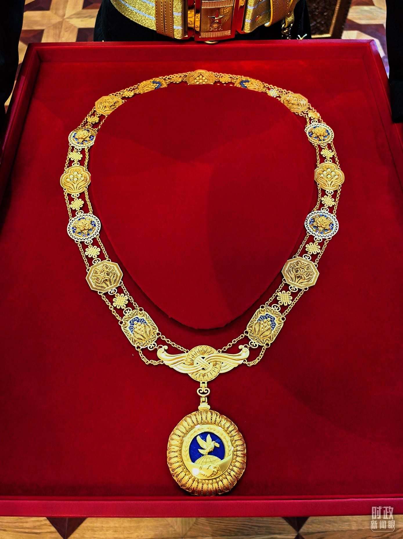 △中華人民共和國“友誼勛章”。（總臺央視記者范學(xué)禹拍攝）