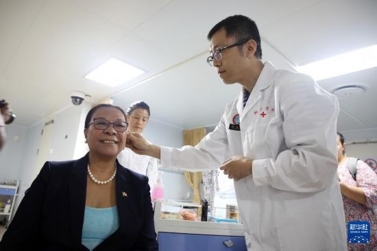 7月5日，塞舌爾衛(wèi)生部長(zhǎng)維多在中國(guó)海軍“和平方舟”號(hào)醫(yī)院船上體驗(yàn)中醫(yī)。新華社發(fā)（劉志磊 攝）