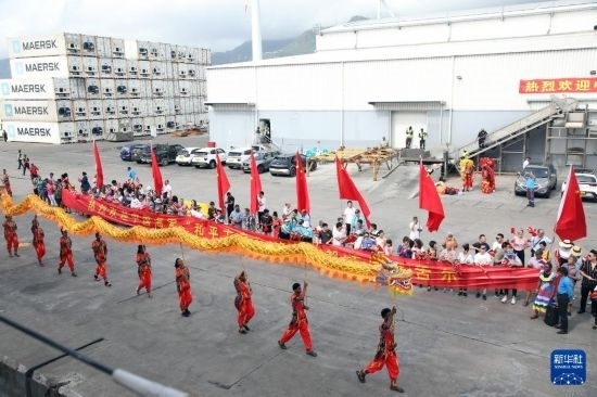 這是7月5日在塞舌爾維多利亞新港碼頭拍攝的歡迎儀式。新華社發(fā)（劉志磊 攝）