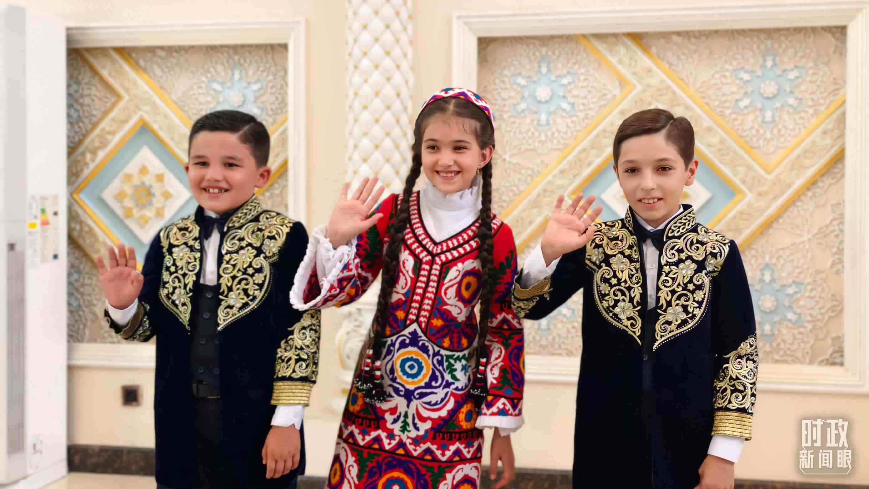 △在機場迎接習(xí)主席的塔吉克斯坦少年。（總臺央視記者韓銳拍攝）