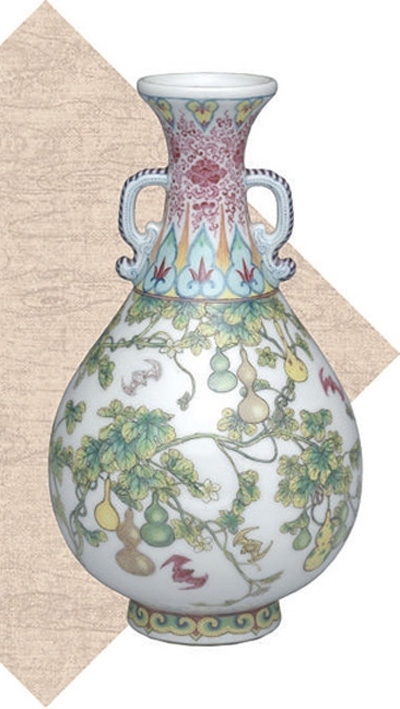 清代瓷胎畫琺瑯福壽連綿雙耳瓶。臺北故宮博物院藏