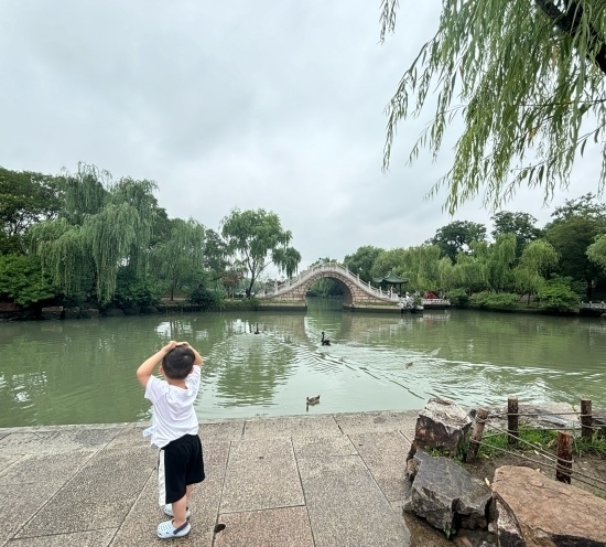 一位小朋友在二十四橋旁拍照。人民網(wǎng)記者 金慧慧攝