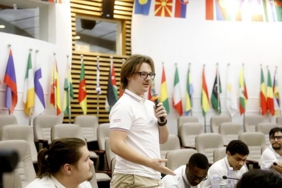 7月8日，美國(guó)中田納西州立大學(xué)大一學(xué)生雅克布·揚(yáng)在共譜華美和音交流營(yíng)上分享。新華社發(fā)