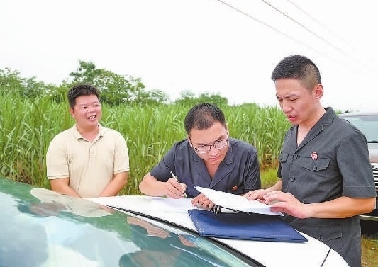 圖③：清塘后，執(zhí)行干警與某農(nóng)場負責人確認魚塘交付情況。