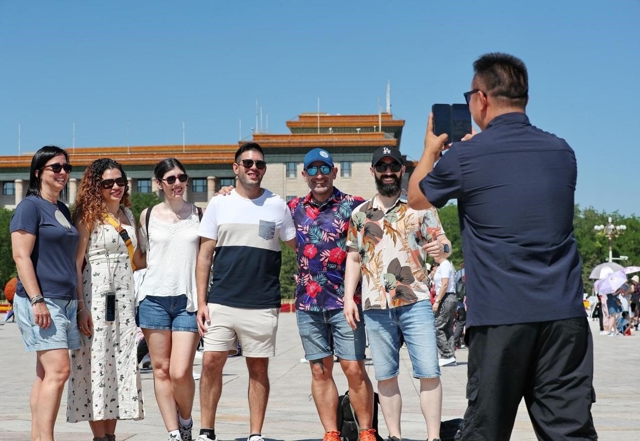 入境游持續(xù)升溫，眾多外國(guó)游客游覽天安門(mén)廣場(chǎng)。（圖片來(lái)源：視覺(jué)中國(guó)）