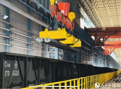 通鋼產(chǎn)品正在裝車。人民網(wǎng) 謝瑩攝