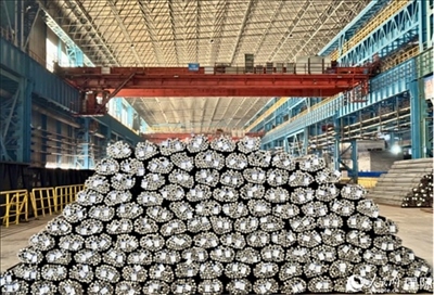 廠房?jī)?nèi)待運(yùn)輸?shù)耐ㄤ摦a(chǎn)品。人民網(wǎng) 謝瑩攝